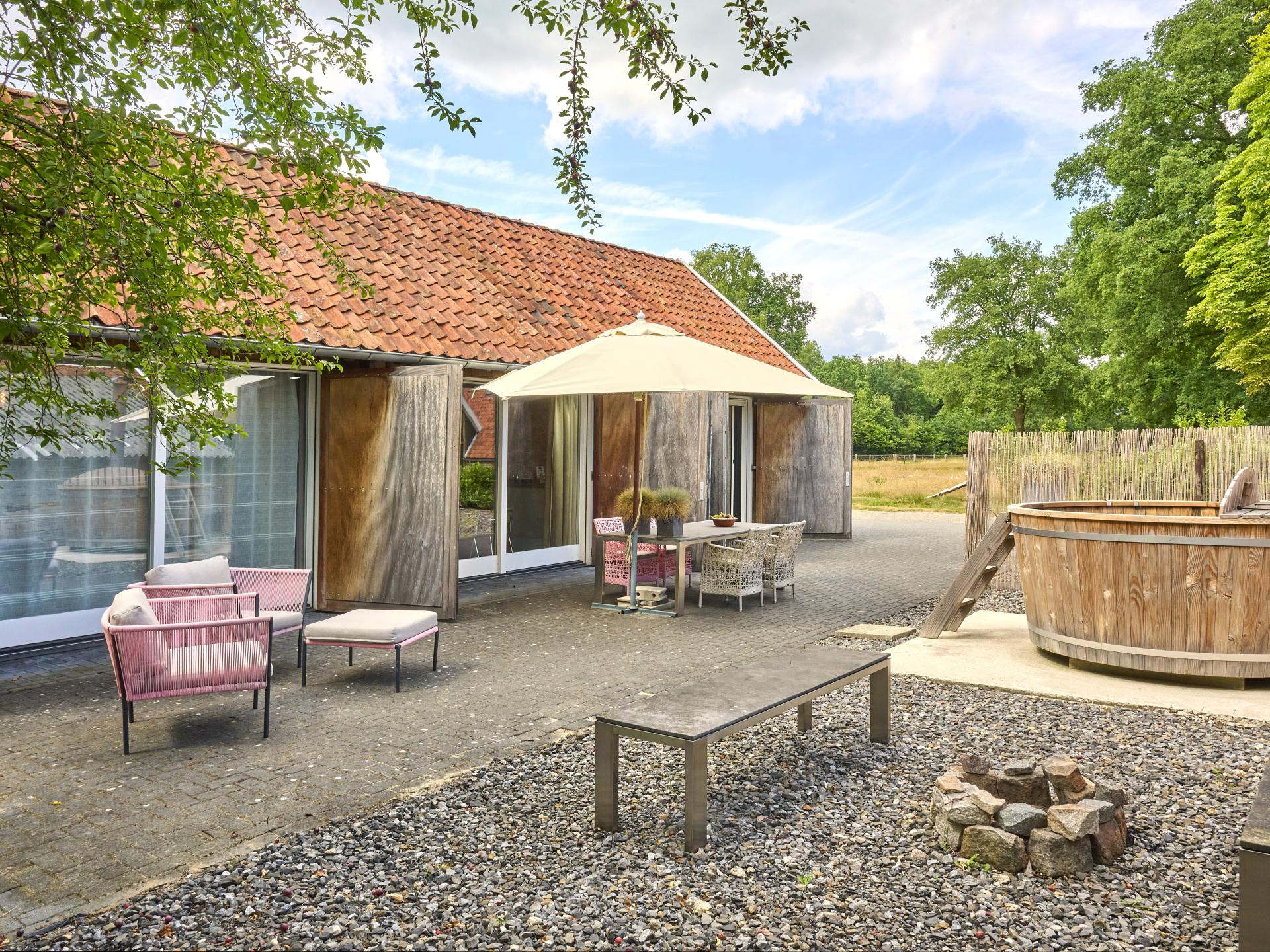 3 huizen op 1 erf met sauna en hottub