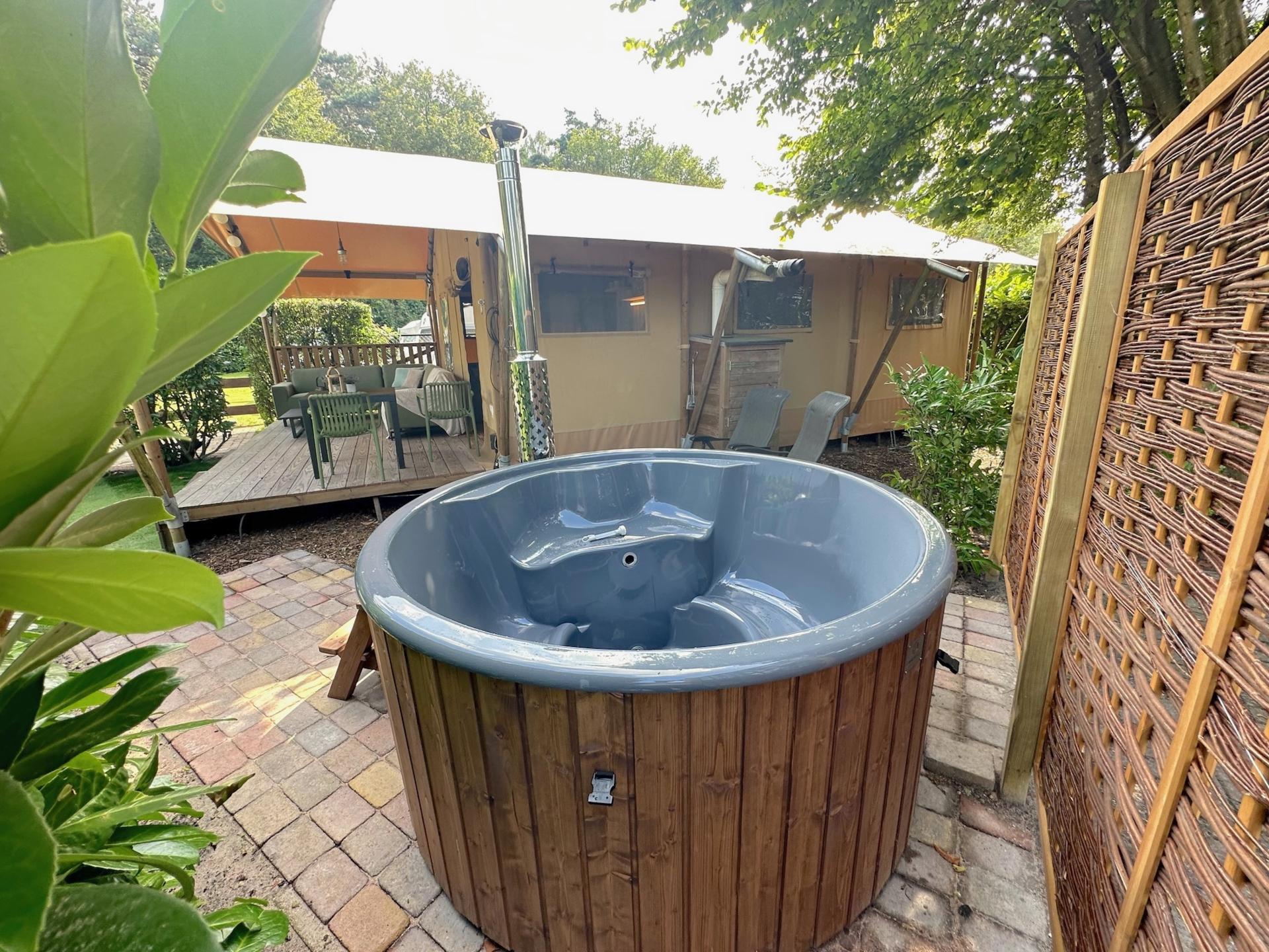Luxe safaritent met hottub op de Veluwe