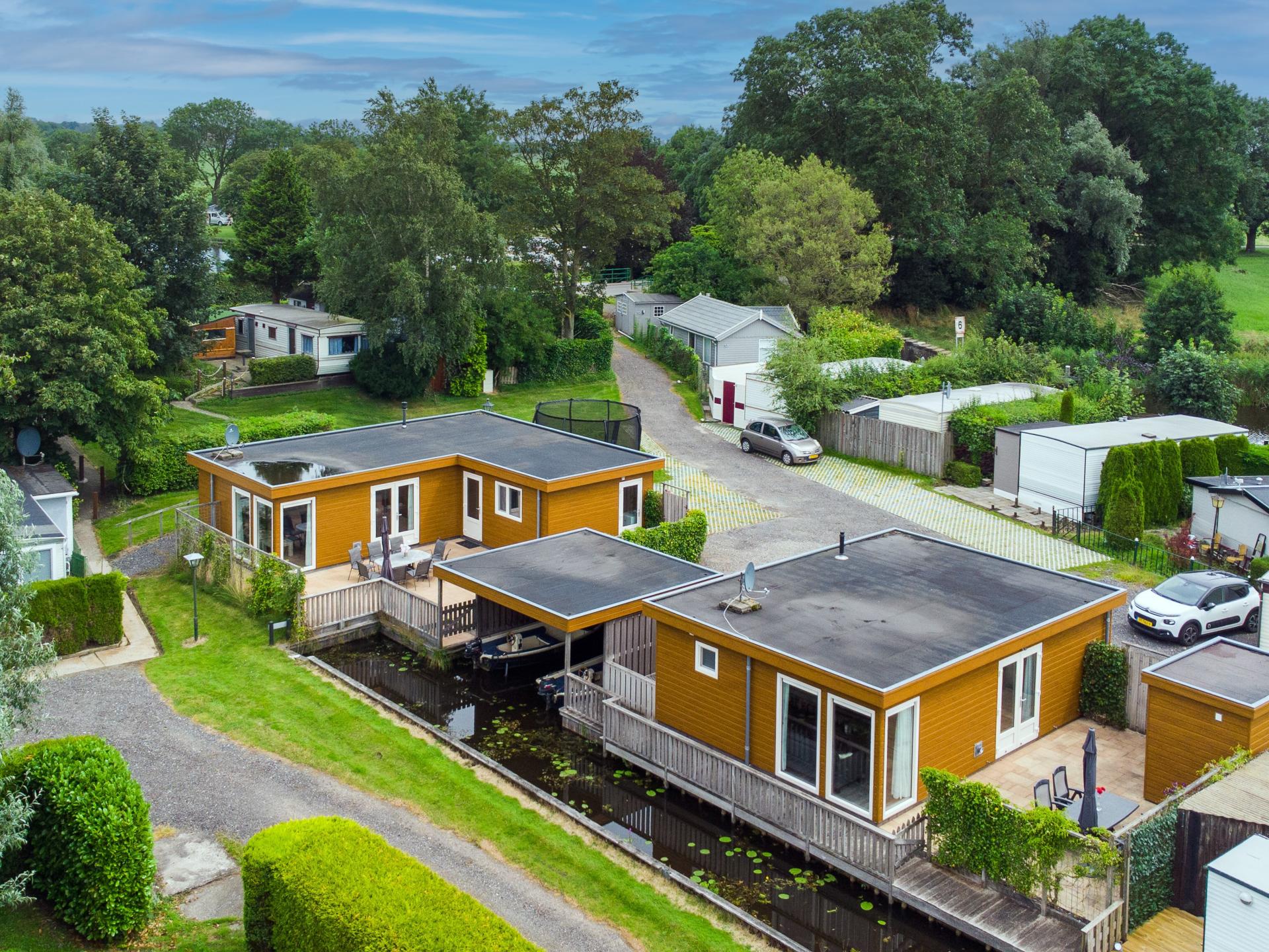 Groot chalet aan het water inclusief een sloep