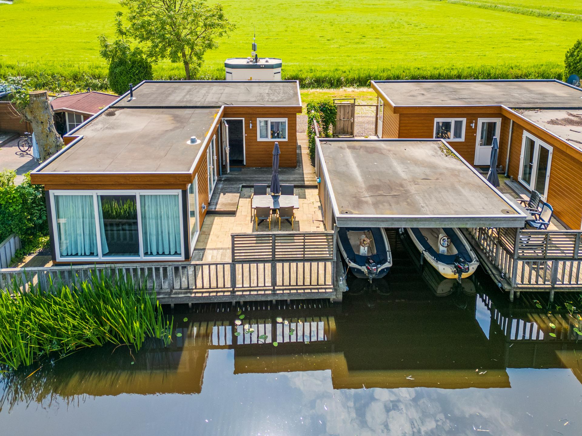 Groot chalet aan het water inclusief een sloep