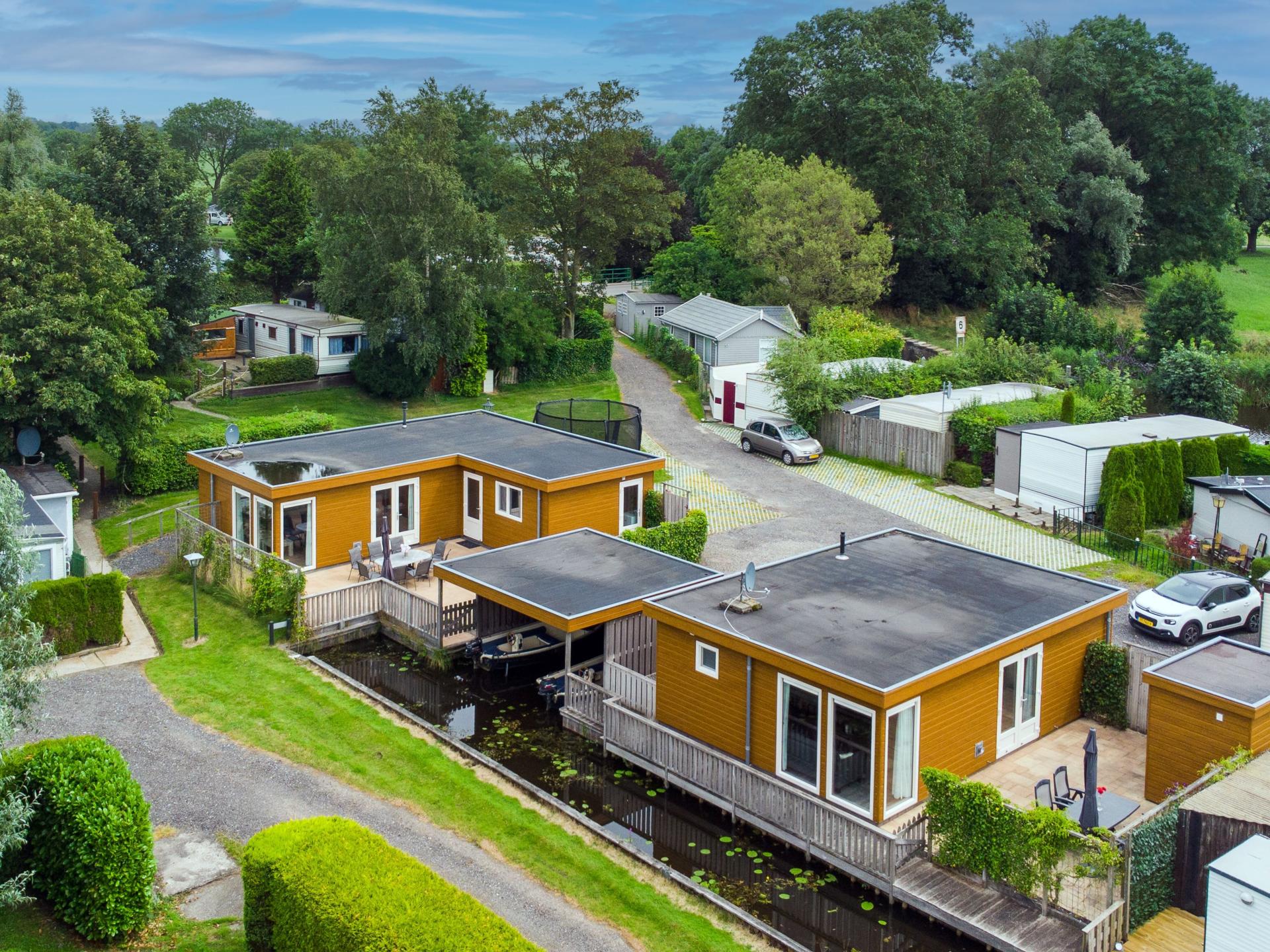Twee gave chalets naast elkaar met 2 sloepjes