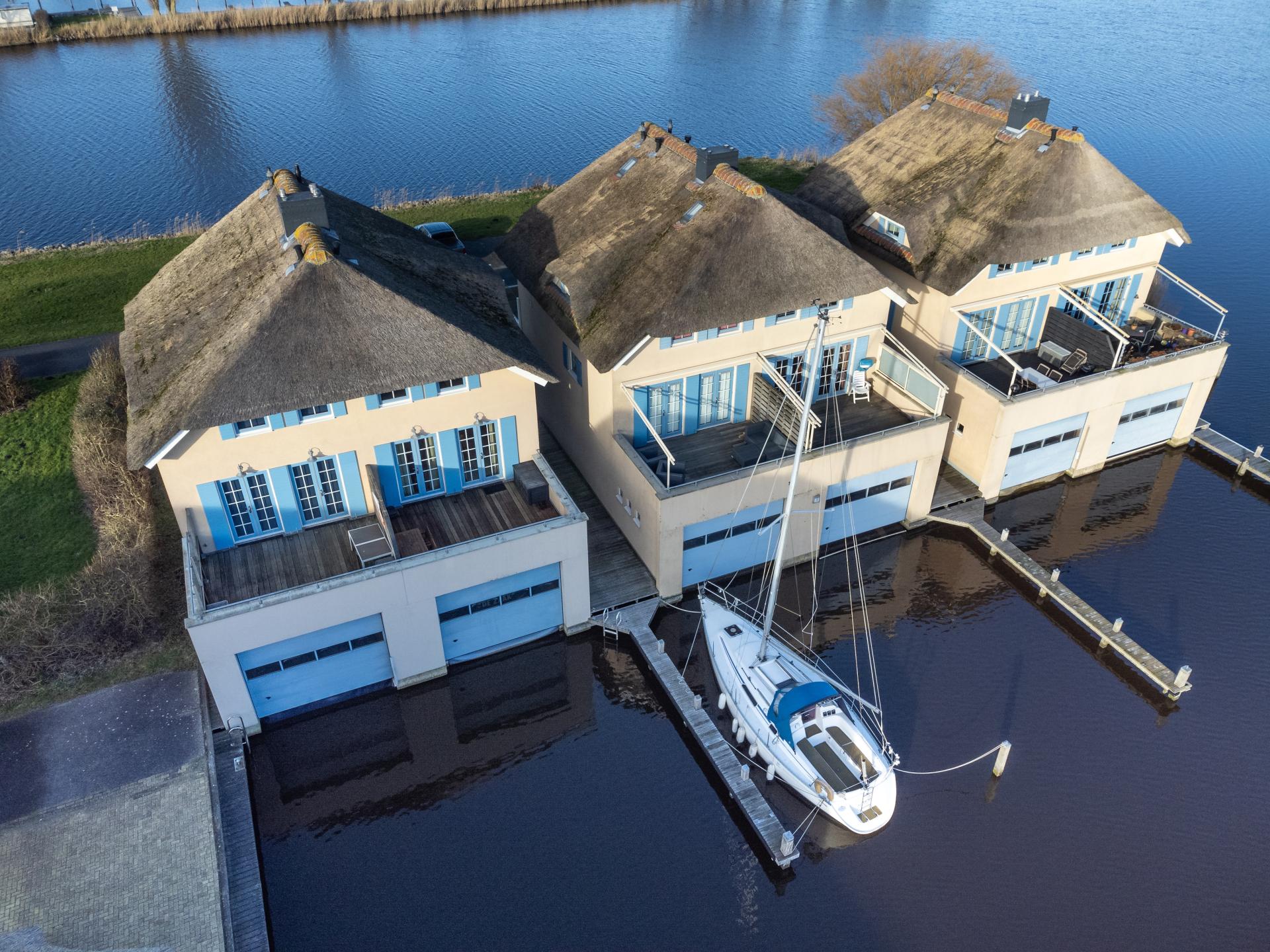 Rietgedekte woning met uitzicht op het water
