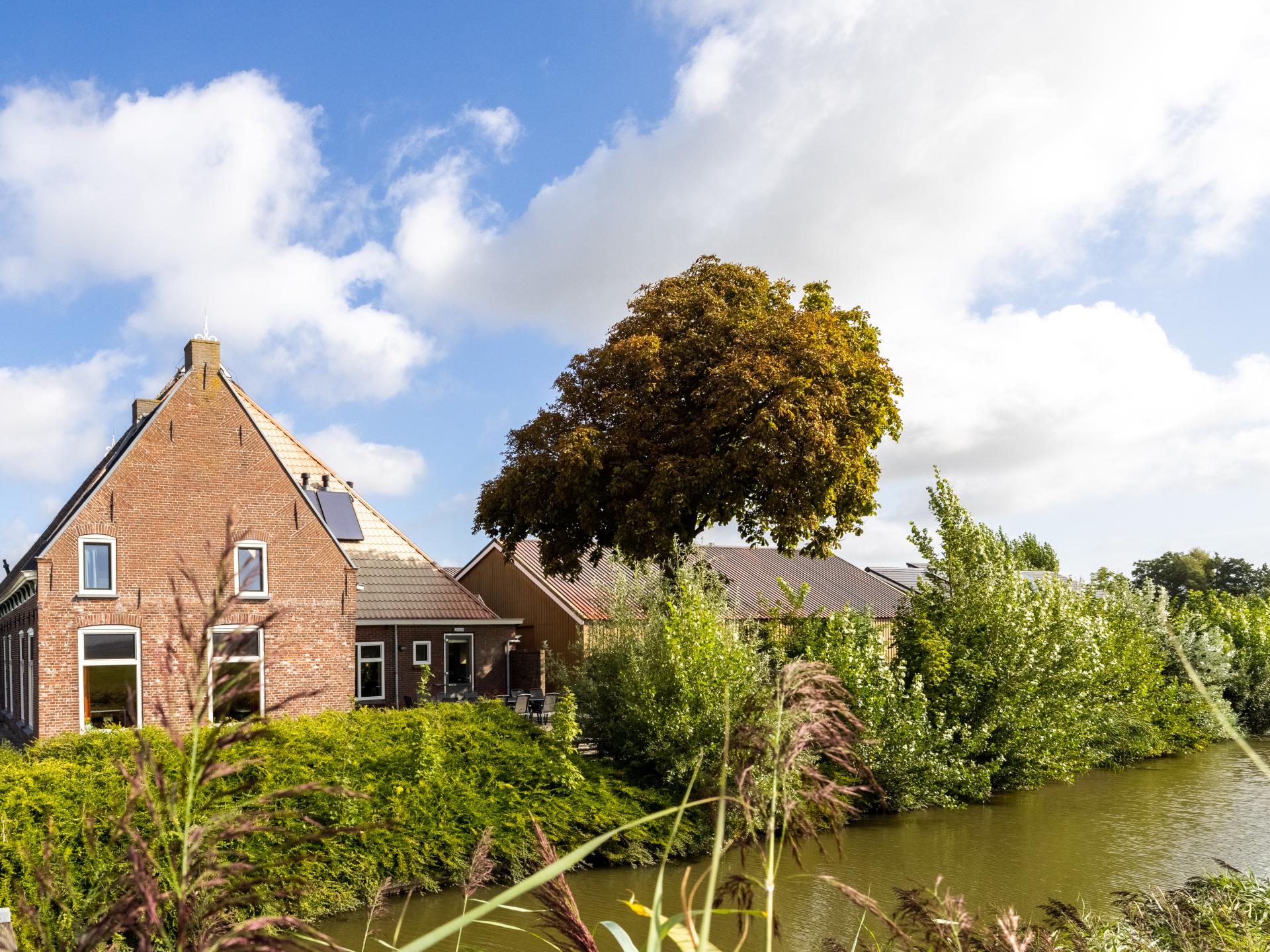 Groepsboerderij in Friesland aan de Blikvaart